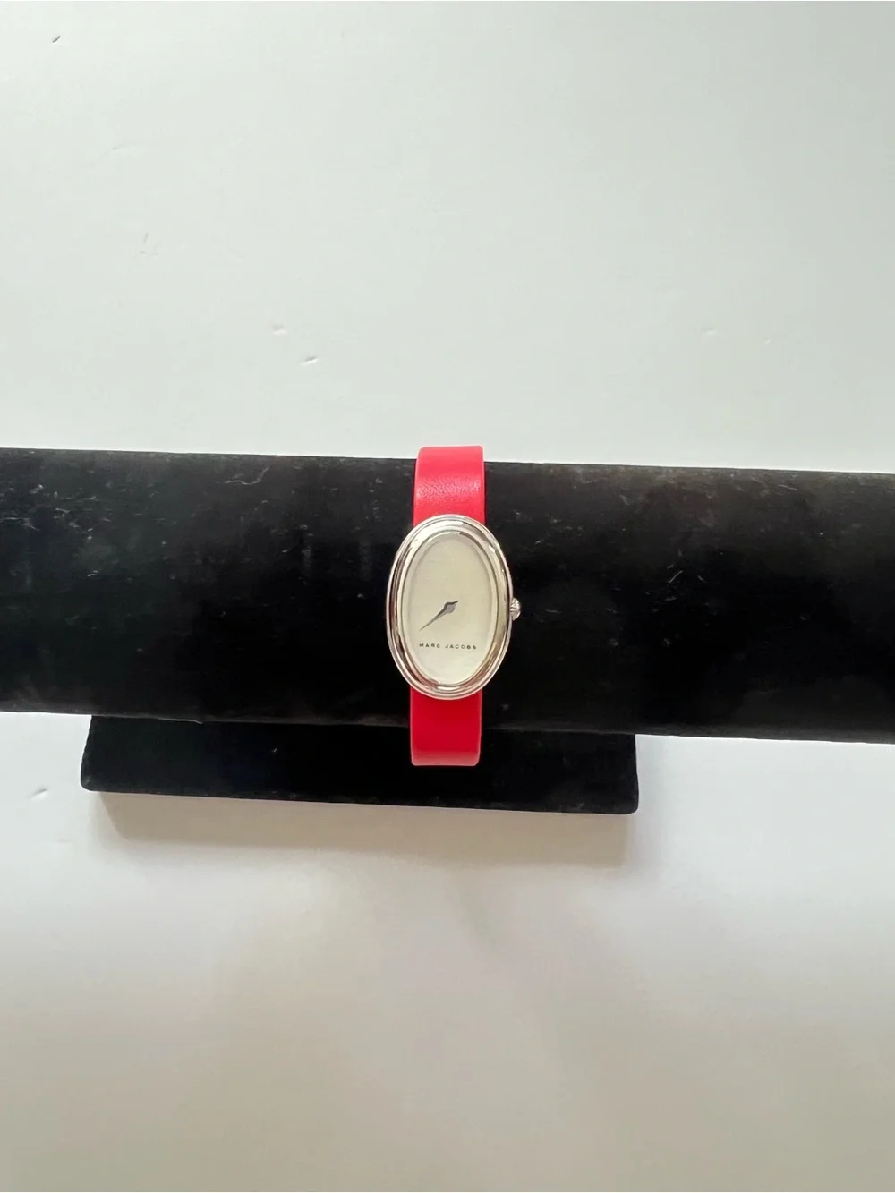 EUC MARC JACOBS Women's Cicely Oval Dial Leather Strap Watch